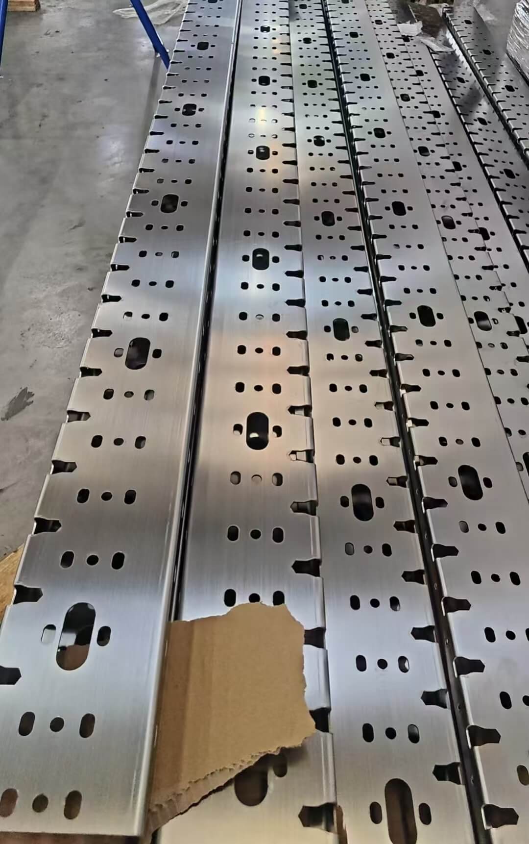 Energy storage rack crossbeam